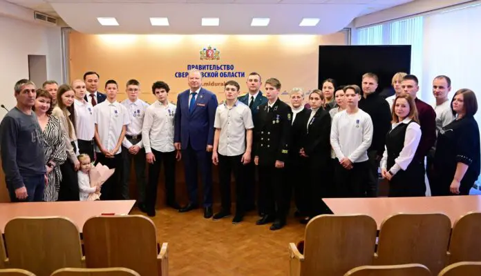 Денис Паслер поздравил юных героев из Совета Федерации РФ и их имена-0