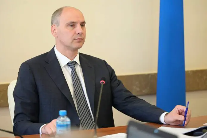 Денис Паслер сообщает об успешном снижении долгов по зарплате в Свердловской области-0