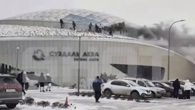 СМИ: Свыше 200 человек эвакуировали из-за пожара в аквапарке в Суздале