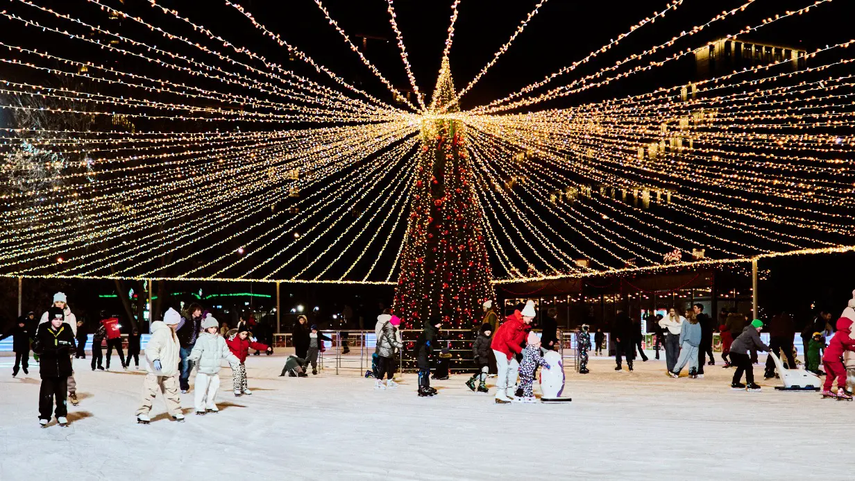 Сергунина: 17 катков с искусственным льдом уже открыли в парках Москвы