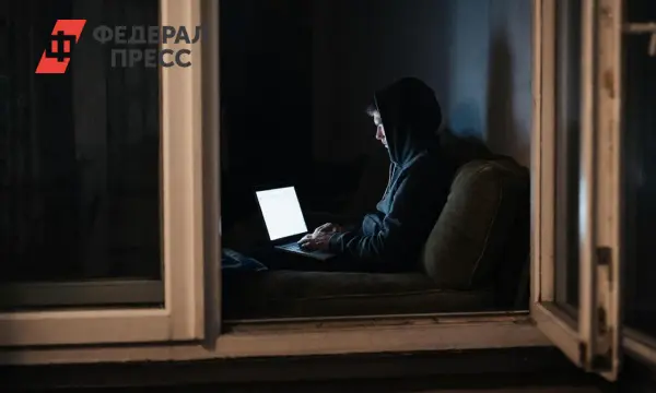 Петербургские полицейские задержали курьера мошенников, обманувших профессора-0