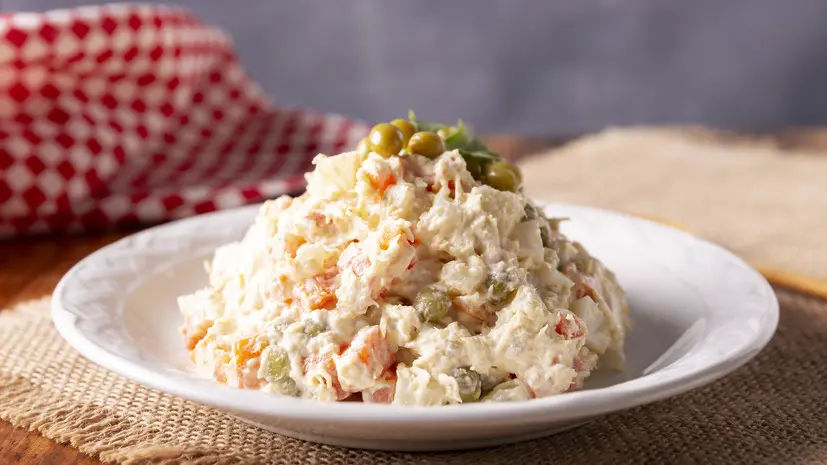 Большинство россиян заявили, что не представляют Новый год без оливье