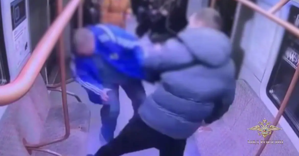 Пьяный мужчина напал с осколком разбитой бутылки на пассажира в московском метро