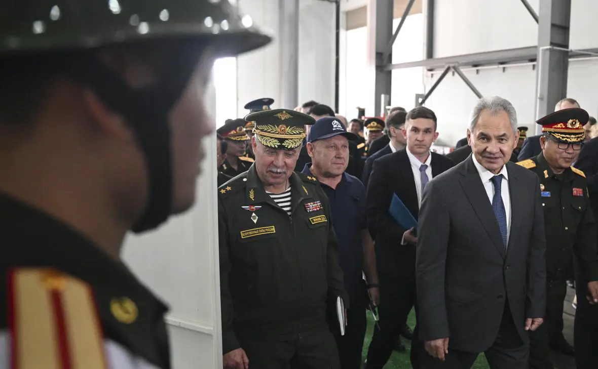 Сергей Шойгу (на фото справа) (Кирилл Зыков / РИА Новости)