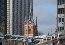 v moskve vstrechayut deda moroza i prazdnuyut puteshestvie v rozhdestvo-ekaterinburgu-ru-0