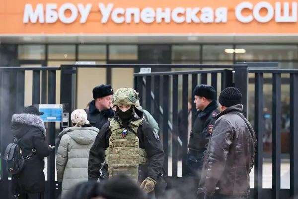 Утром в подмосковном поселке Горки-2 Одинцовского городского округа подросток напал на учеников Успенской средней общеобразовательной школы. При себе у него был нож и газовый баллончик. (Виталий Смольников / ТАСС)