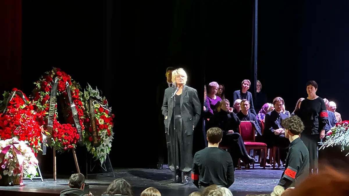 Юлия Меньшова не сдержала слез на прощании с Верой Алентовой