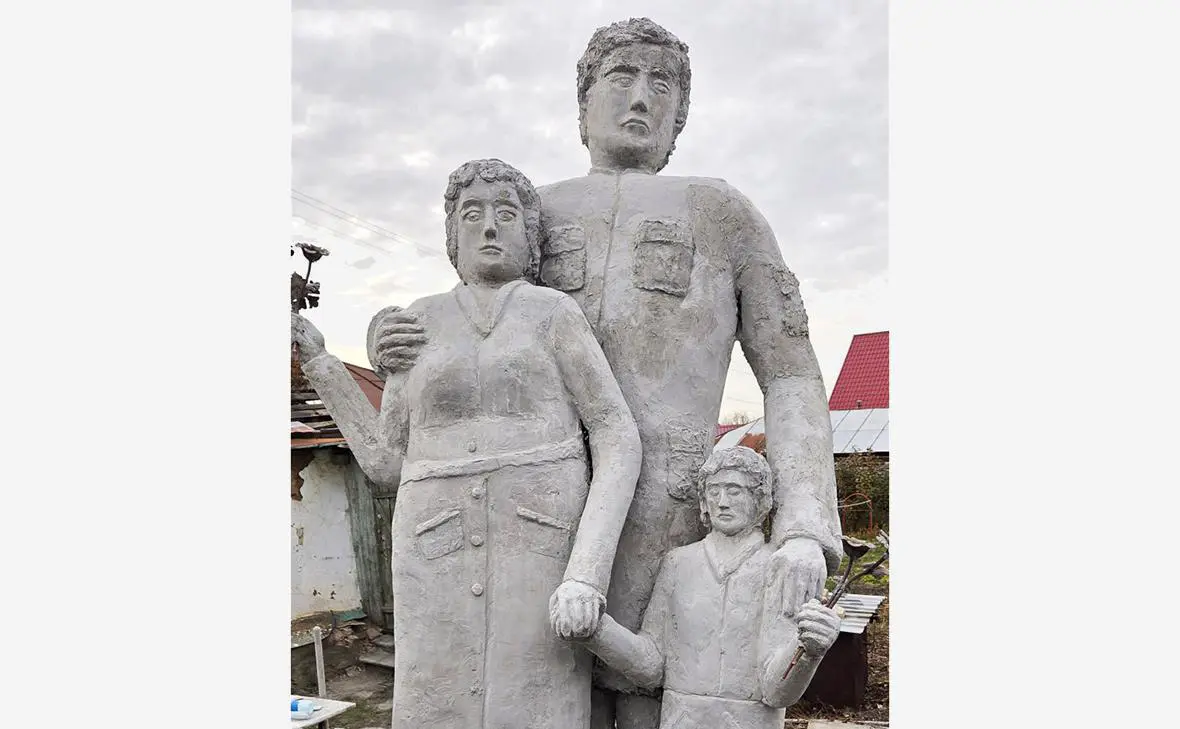 Памятник Семья солдата СВО (администрация города Троицка Челябинской области)