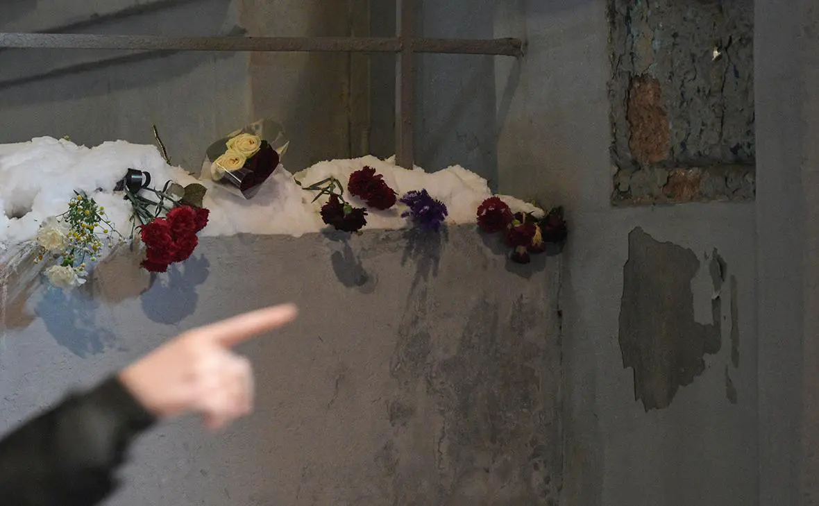 Следы от сбитых табличек журналистке Анне Политковской (Алексей Никольский / РИА Новости)