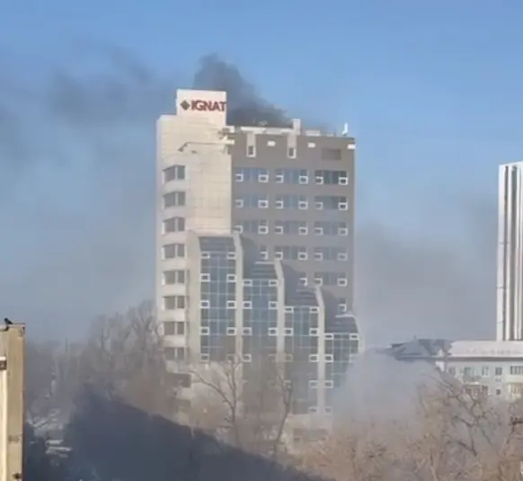 Во Владивостоке загорелся ТЦ &quotИгнат&quot скриншот из видео ТГ-канала Svodka25