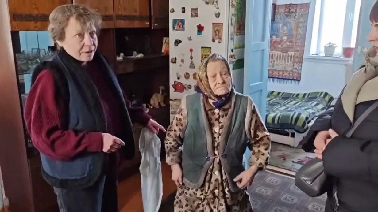 В Находке построят лестницу для пенсионерки, которая ходит на четвереньках