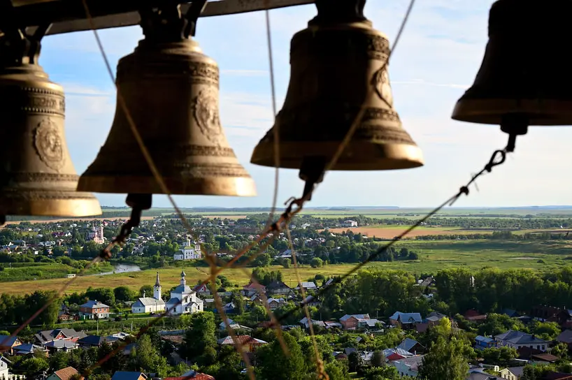 Виды Суздаля. Колокола на звоннице Преподобенской колокольни Ризоположенского монастыря