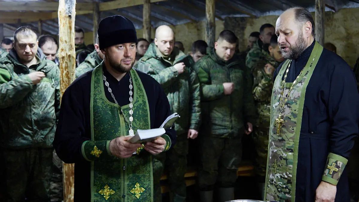 Руководитель епархиального отдела по связям с Вооруженными силами и правоохранительными органами Курской митрополии отец Дионисий и помощник начальника военного отдела митрополии Игорь Васюков проводят службу для бойцов