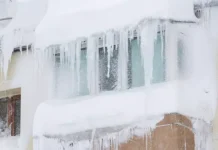 Рязань: огромная сосулька на доме удивила и обеспокоила жителей ryazan ogromnaya sosulka na dome udivila i obespokoila zhitelej-ekaterinburgu-ru-0