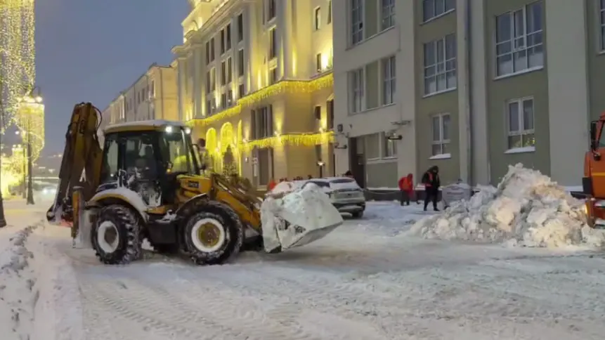 Городские службы продолжают ликвидировать последствия мощного снегопада 