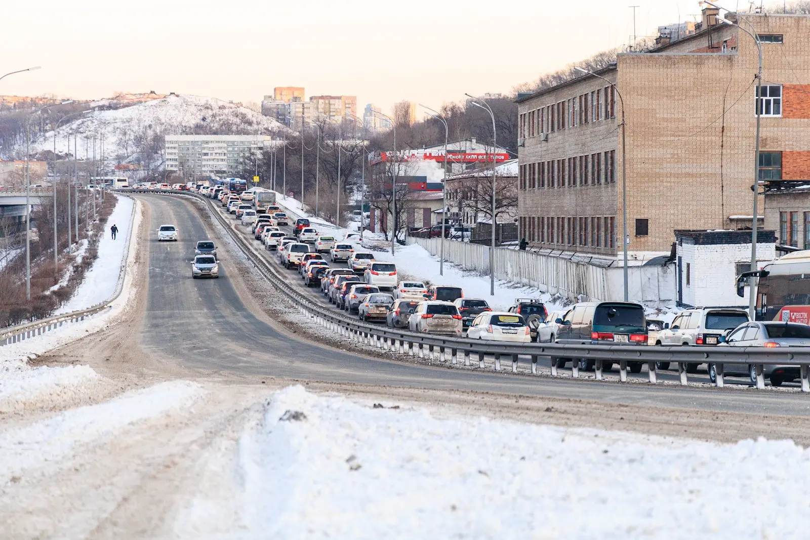 Владивосток активно начал день с такси и транспортом в пробках-0