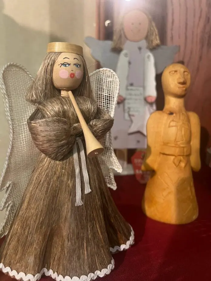 Выставка ангелов Яны Асановой и Ольги Криг-Хиловой проходит в "Царском" Екатеринбурга-0