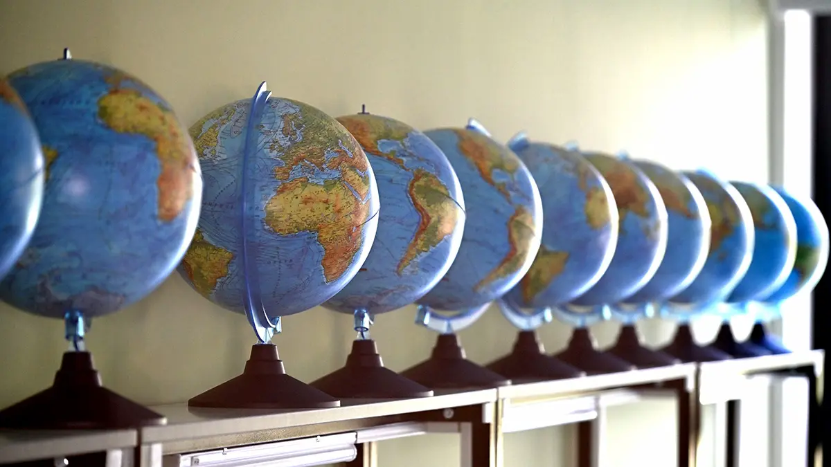 Вахтера уволили из школы под Красноярском после нападения девочки с ножом