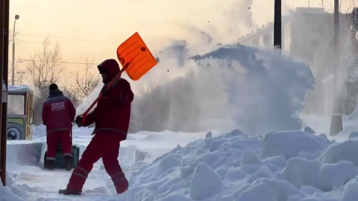 Городские службы повсеместно организовали работы по очистке дворов от снега