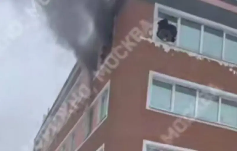 Пожарные спасли 16 человек из горящего хостела на севере Москвы