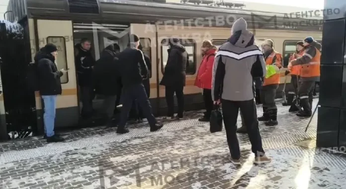 mczd4 passazhir upal na relsy u stanczii minskaya dvizhenie ostanovleno-ekaterinburgu-ru-0