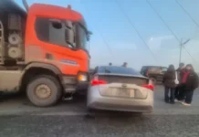 posledstviya dtp gruzovika i   likvidiruyut na zolotom mostu-ekaterinburgu-ru-0