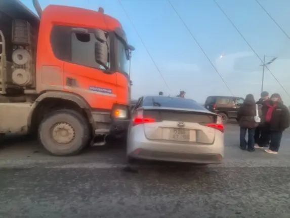 На Золотом мосту во Владивостоке столкнулись большегруз и Toyota Prius ИА PrimaMedia