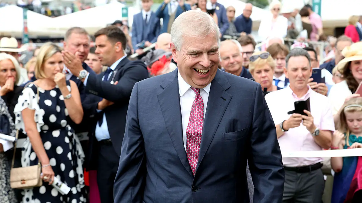 Экс-принц Эндрю отказался от коллекции плюшевых мишек из-за связей с Эпштейном