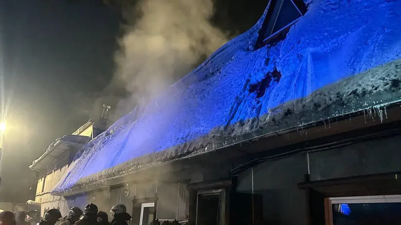 Очевидец сообщил о звуке взрыва перед пожаром в сауне Прокопьевска