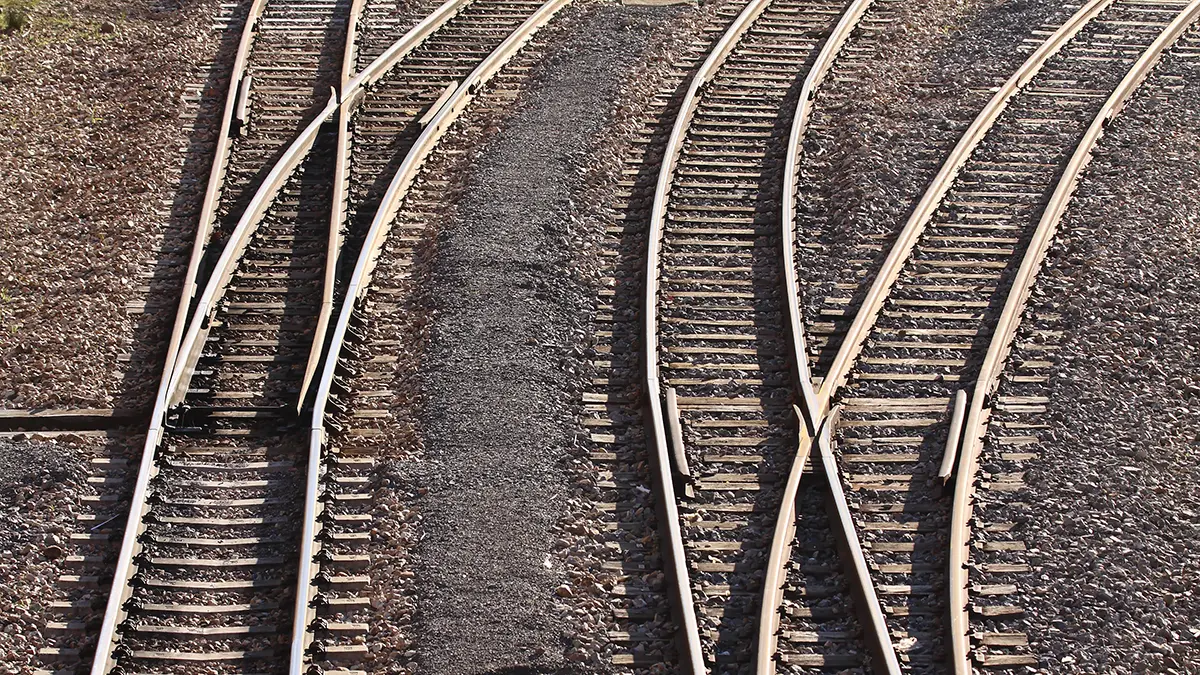 Грузовые вагоны с бензином сошли с рельсов и загорелись в Тамбовской области