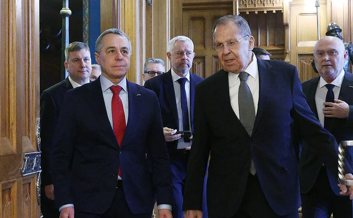 Иньяцио Кассис и Сергей Лавров (Софья Сандурская / ТАСС)