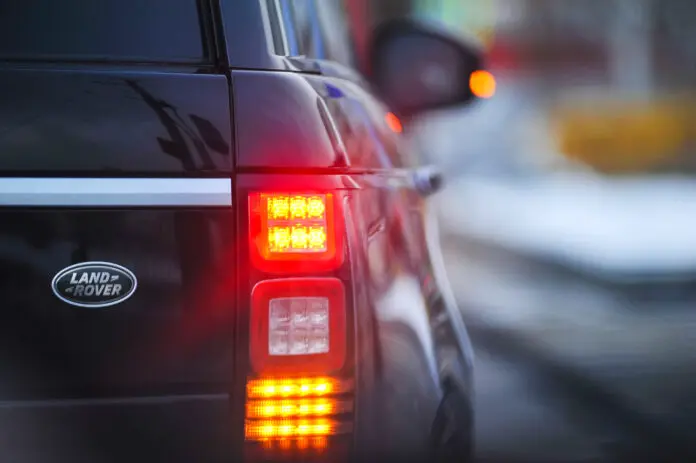 Суды и таможня Свердловской области помогают гражданам Г. и Л.-0