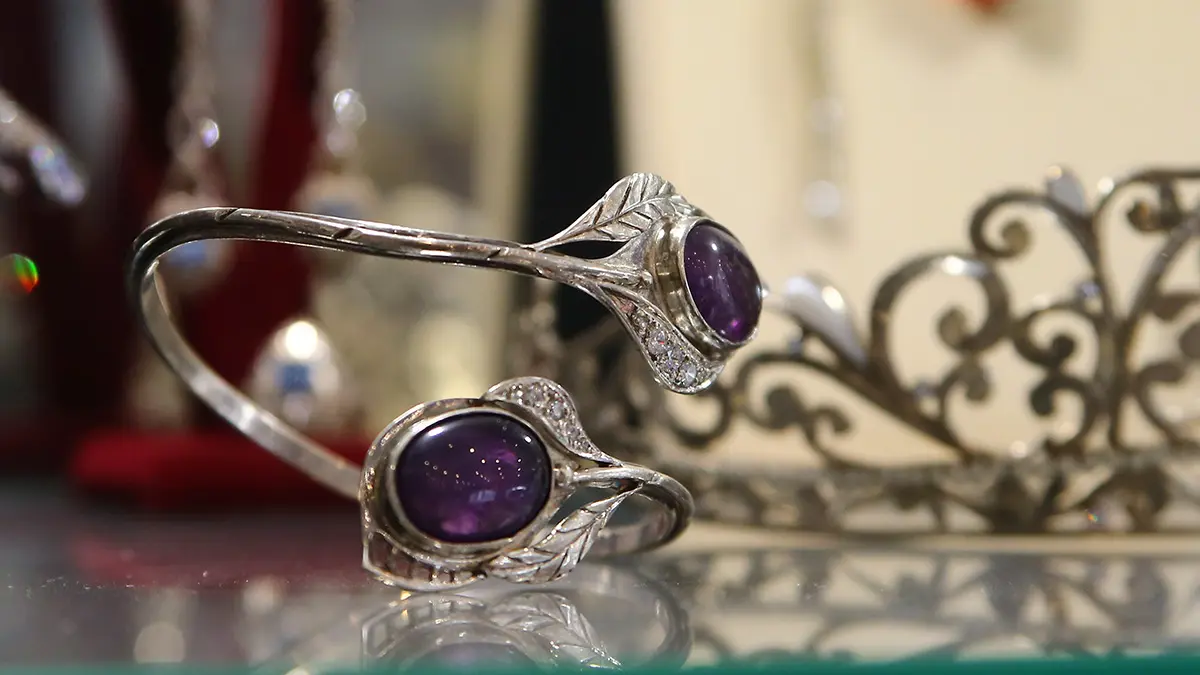 Девочка отнесла украшения на 2,3 млн рублей на кладбище по заданию мошенников