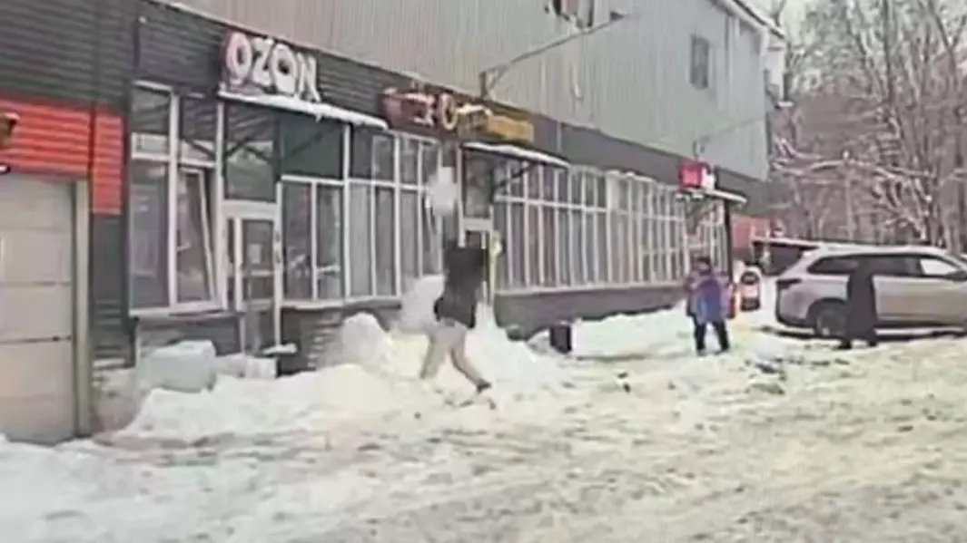 Глыба льда упала с крыши на девушку в подмосковной Ивантеевке