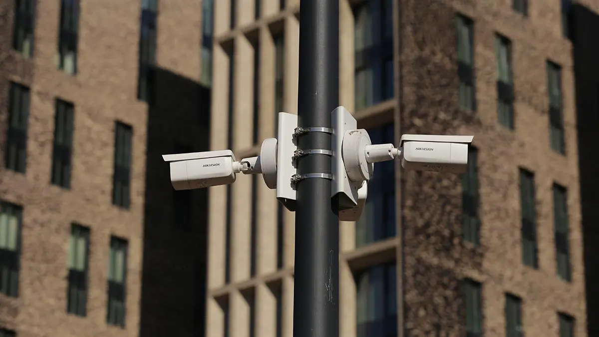 Жители дома, где совершили покушение на Алексеева, жаловались на работу камер