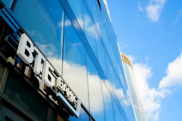 ВТБ и звёзды спорта приняли участие в Югорском лыжном марафоне-0