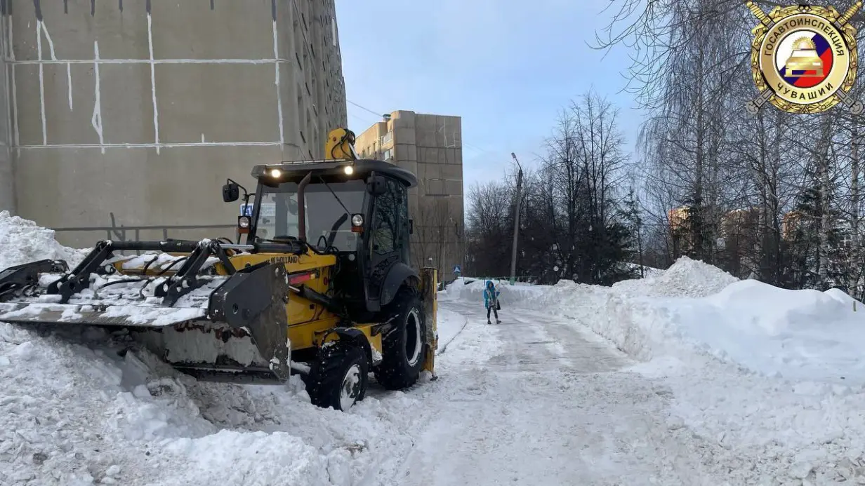 Снегоуборочный трактор ковшом разбил голову женщине в Чебоксарах