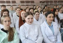 24 выпускника СОМК из Нижнего Тагила стали акушерами 24 vypusknika somk iz nizhnego tagila stali akusherami-ekaterinburgu-ru-0