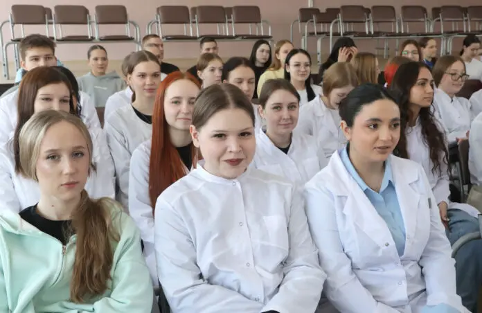 24 выпускника СОМК из Нижнего Тагила стали акушерами-0