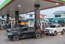 golyj motocziklist oshelomil zapravku v khonkene tailand-ekaterinburgu-ru-0