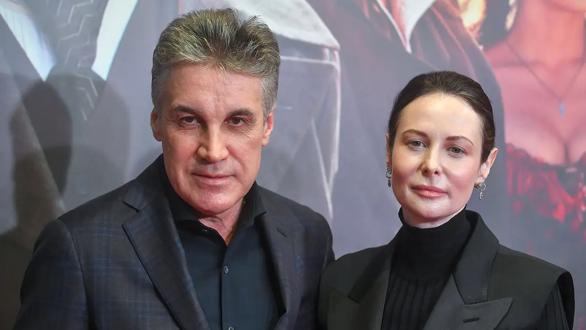 Плакала и что-то шептала: Ольга Погодина легла на гроб Алексея Пиманова