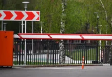 Отказ впустить в больницу вынудил отца нести больного сына otkaz vpustit v bolniczu vynudil otcza nesti bolnogo syna-ekaterinburgu-ru-0
