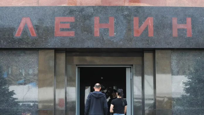 student brosil obuv v sarkofag lenina delo rassmotrel tverskoj sud-ekaterinburgu-ru-0