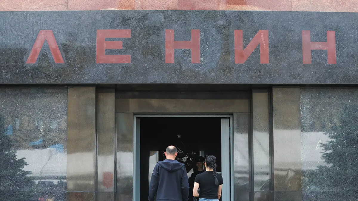 СМИ: Студент бросил ботинок в саркофаг с Лениным в Мавзолее