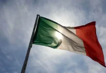 ukrainskie flagi vyzvali konflikt na antifashistskom marshe v italii-ekaterinburgu-ru-0