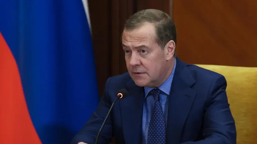 Медведев заявил, что у Берлина есть два пути: собственные похороны и отрезвление