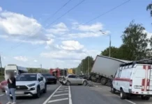 gruzovik stolknulsya s vosemyu avto v podmoskove est postradavshie-ekaterinburgu-ru-0
