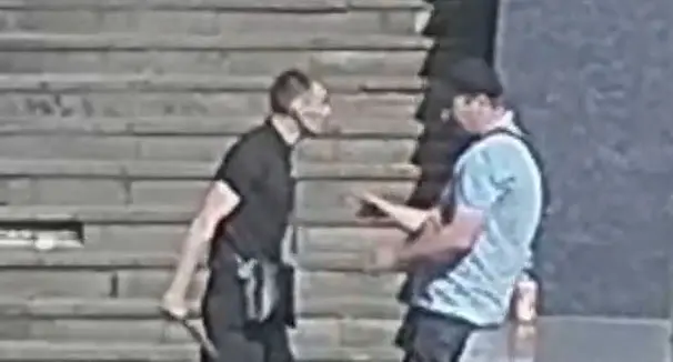 Незнакомцы избили и ограбили мужчину на Комсомольской площади в Москве