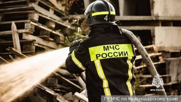 Падение обломков БПЛА вызвало пожар на территории нефтебазы в Новороссийске