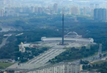 sobyanin kravczov patriarh kirill otkryli parad kadetov v muzee pobedy-ekaterinburgu-ru-0